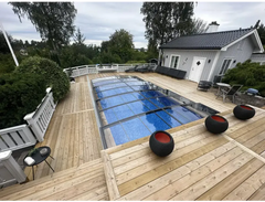 Ultralavt bassengtak – elegant design, mørke rammer, over et blått basseng