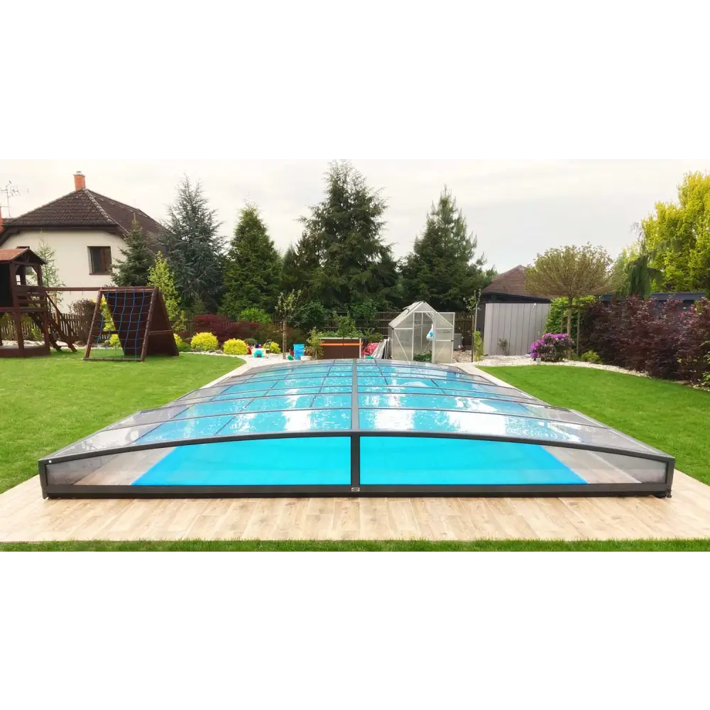 Elegant ultra lågt pooltak med mörk ram över blå pool