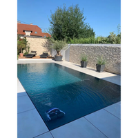 Blåvit robotisk poolrengörare i Pooltime Exclusive overflow PP pool