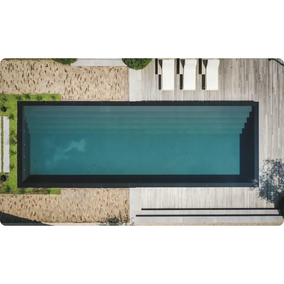 Rektangulär infinitypool ovanmark PP med 20mm skimmer, djup tealvatten och svarta kakelkanter