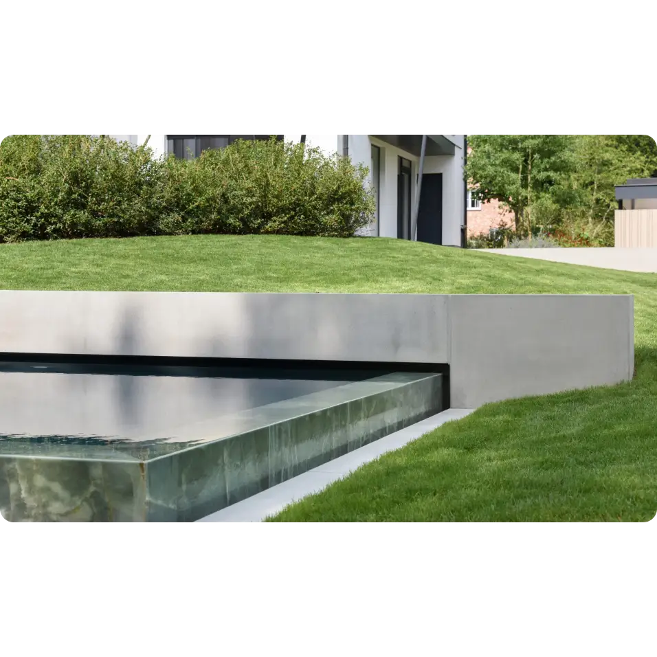 Modern minimalist betongmur med ovanmark PP pool, 20mm skimmer och oändlighetskant