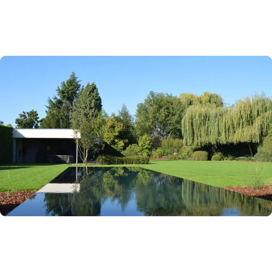 Modern vit Infinitykant ovanmark PP pool med 20mm skimmer bland gröna träd