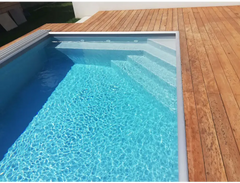 Pooltime Exclusive rektangulært PP-basseng, 12 mm, 4 x 12 x 1 – klart blått vann, treterrasse