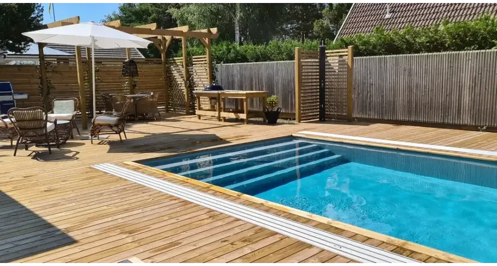Pooltime Exklusiv 12mm rektangulär pool med turkost vatten i trädeck