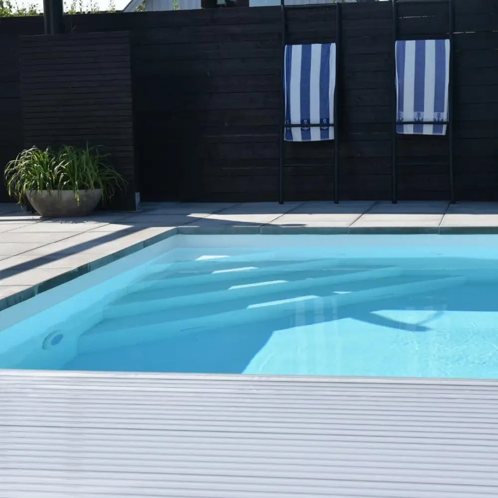 Pooltime Exklusiv 12mm rektangulär pool med turkost vatten och trästaket