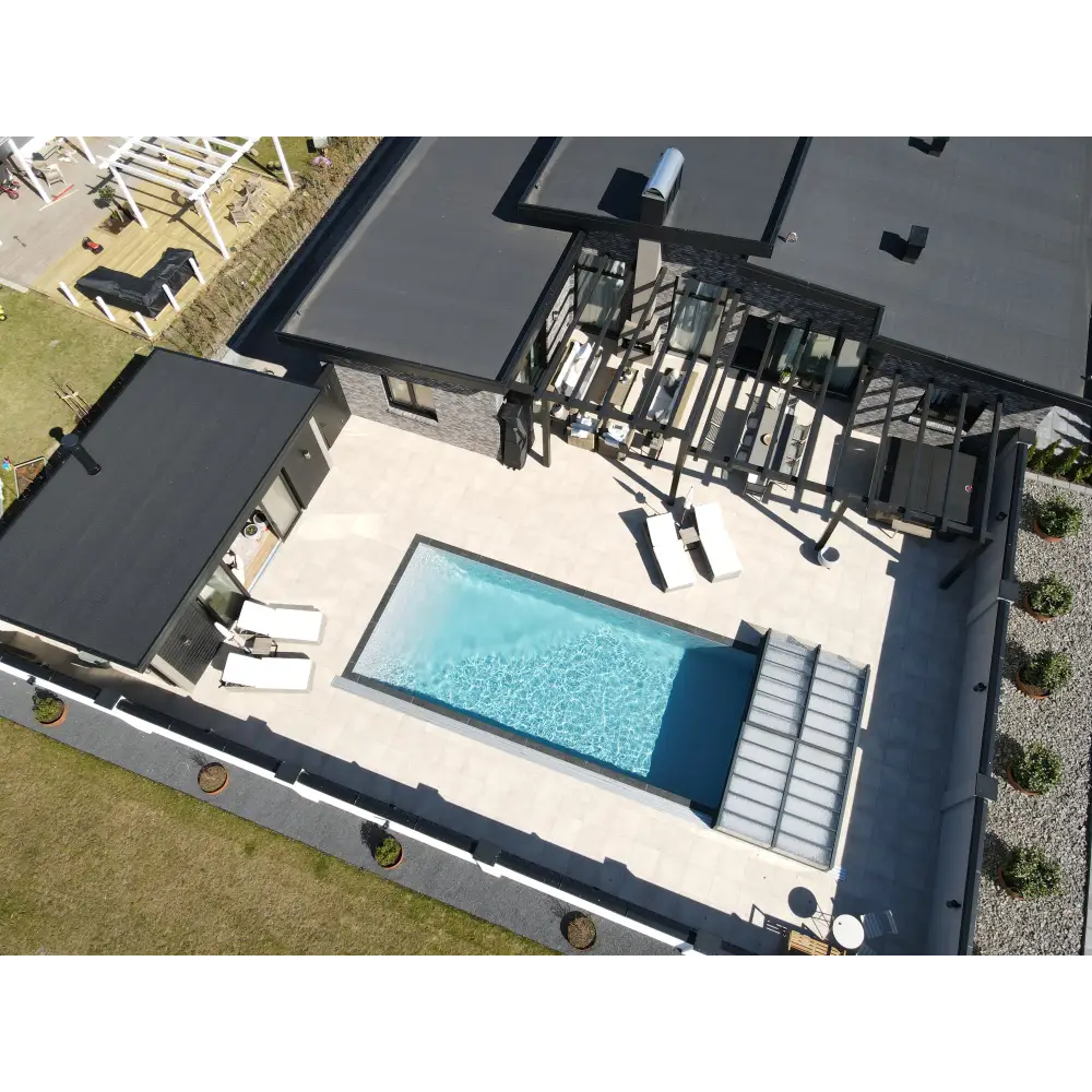 Rektangulär pooltime exklusiv 12mm pp pool 2,6 x 6 x 1,5 m med klart blått vatten och beige pooltak omgiven av mörkgrå takstruktur