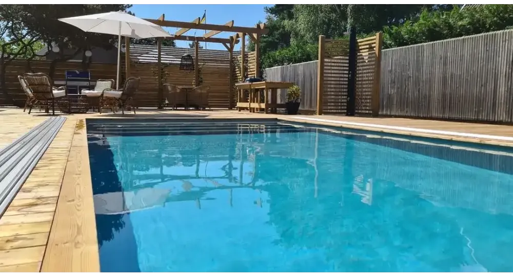Pooltime Exklusiv 12mm rektangulär pool med turkost vatten och träkanter