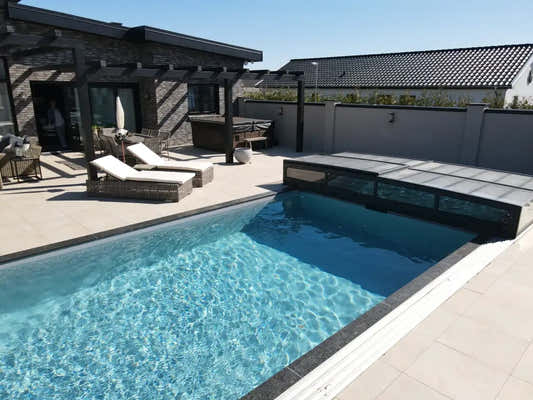 Pooltime Exclusive PP-basseng, 12 mm – 2,6 x 6 x 1,5 m, rektangulær form, klart blått vann, svarte flislagte kanter, kjøp basseng og bassengtak