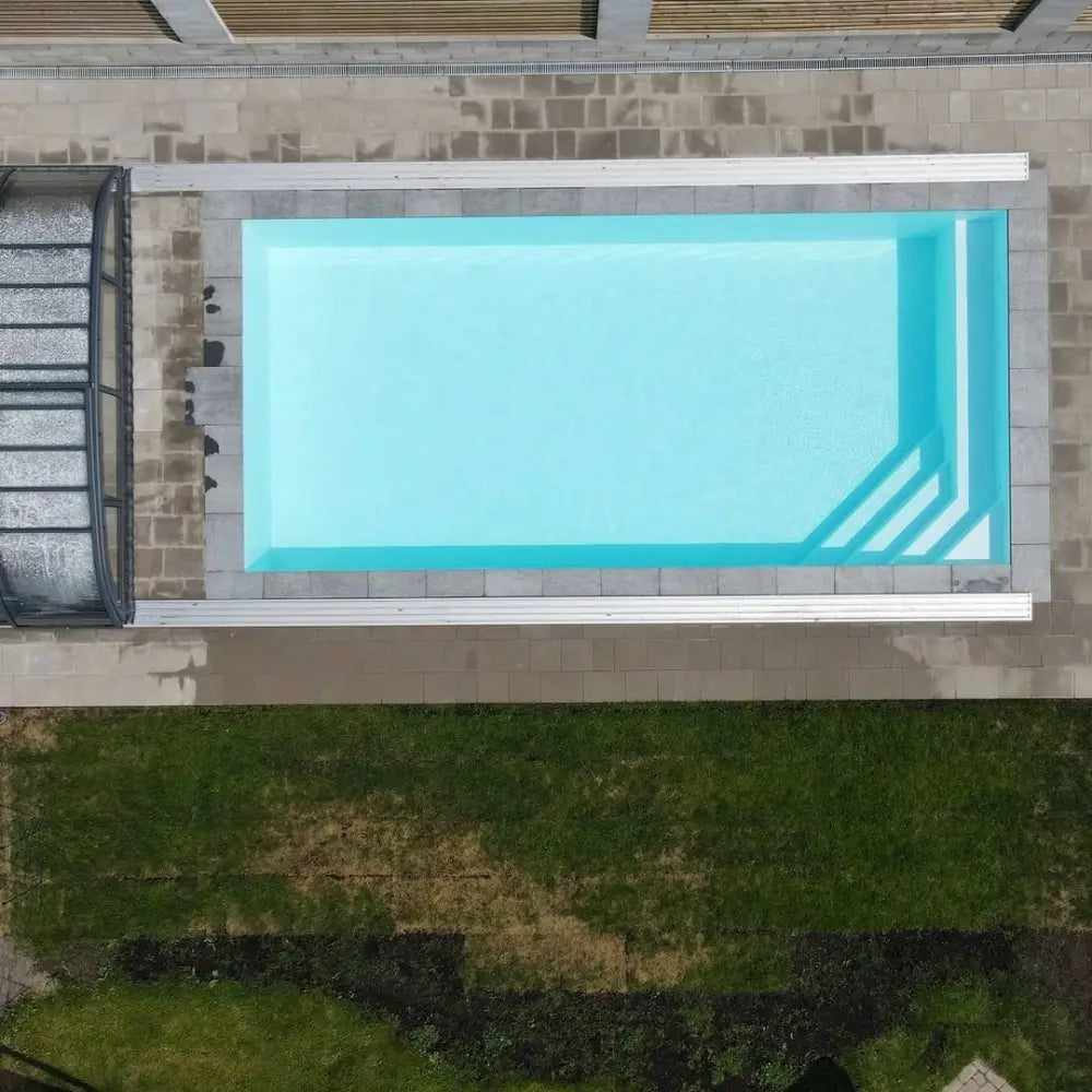 Pooltime Exklusiv 12mm rektangulär pool med turkost vatten och vit kakel