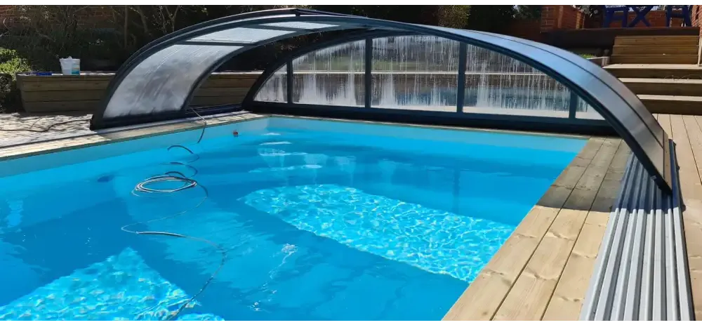Pooltime exklusiv 12mm rektangulär pool med turkost vatten och trädäck