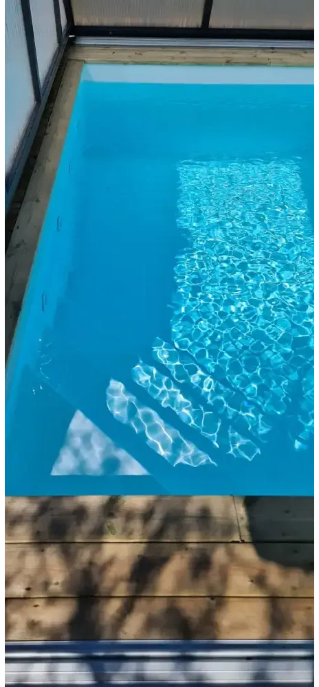 Pooltime Exklusiv 12mm rektangulär pool med klart blått vatten och trädeck