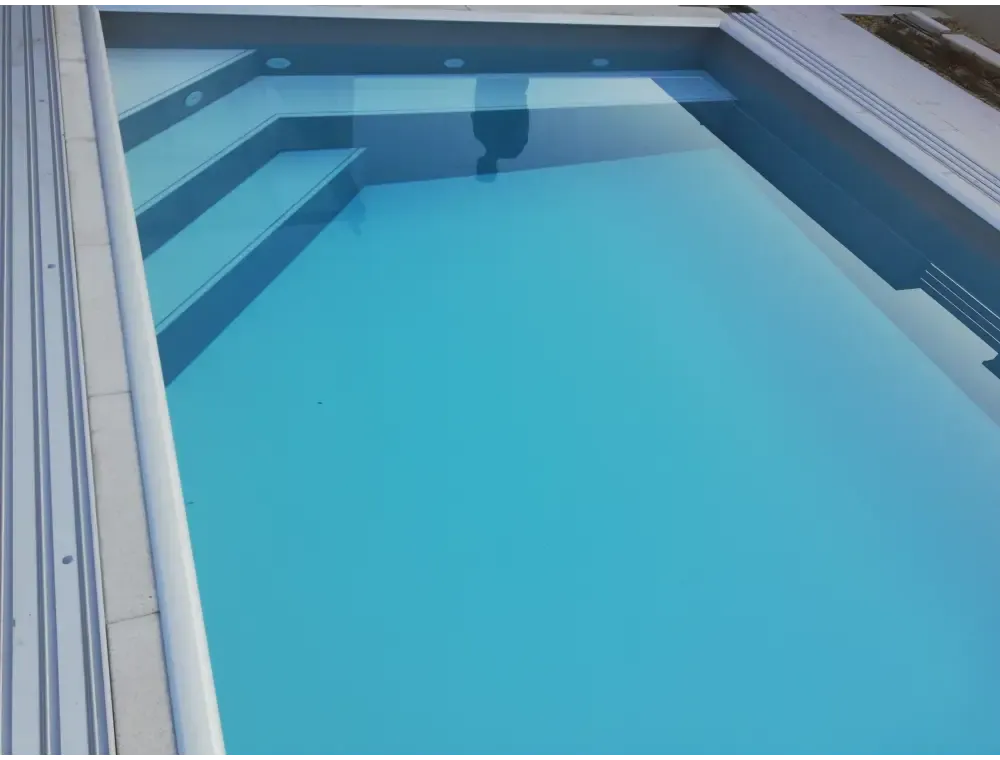 Modern Pooltime Exklusiv 12mm rektangulär pool med turkost vatten