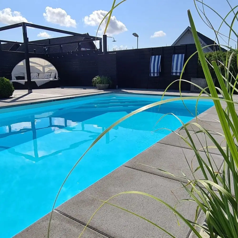 Pooltime Exklusiv 12mm rektangulär pool med turkost vatten och grönt gräs
