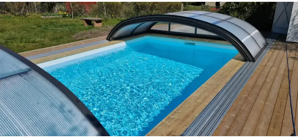 Pooltime Exklusiv 12mm rektangulär pool med turkost vatten och valvande pooltak