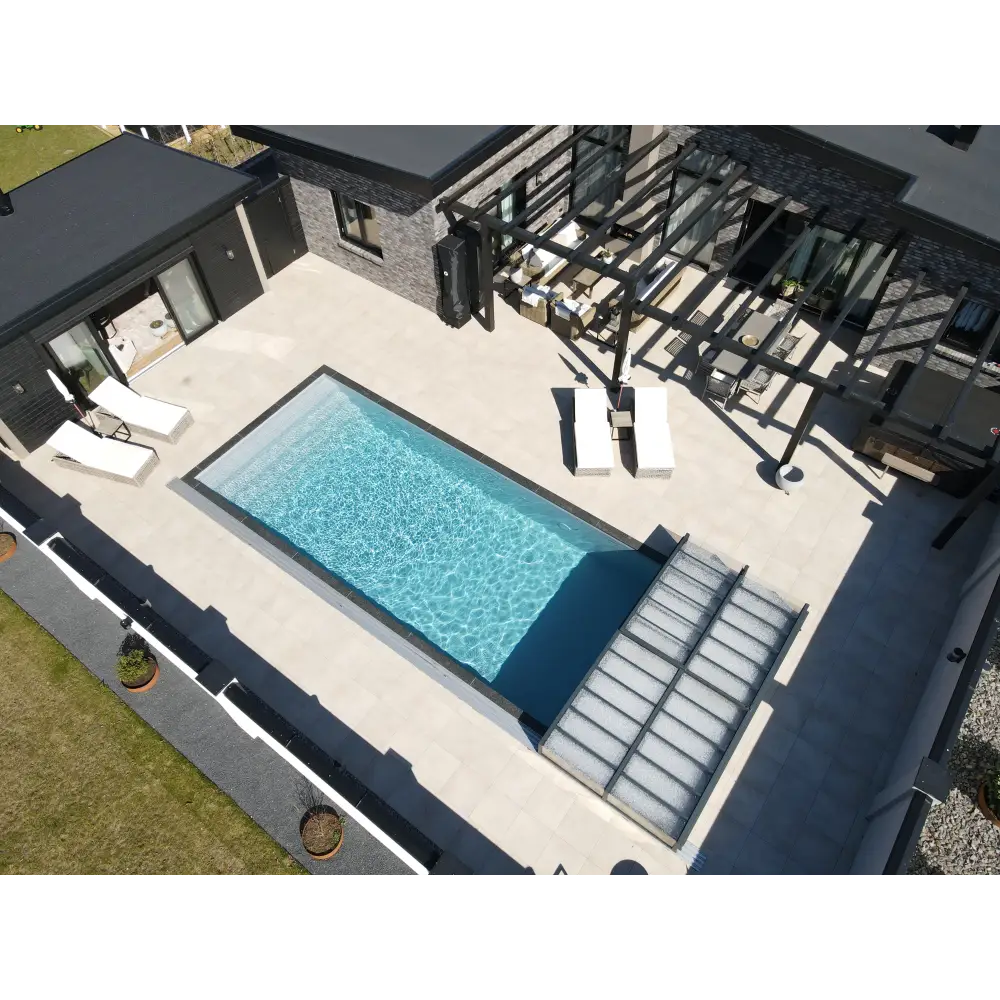 Rektangulär pool pooltime exklusiv 12mm pp med klart blått vatten svart kant och ljusgrå stenbård att köpa pool