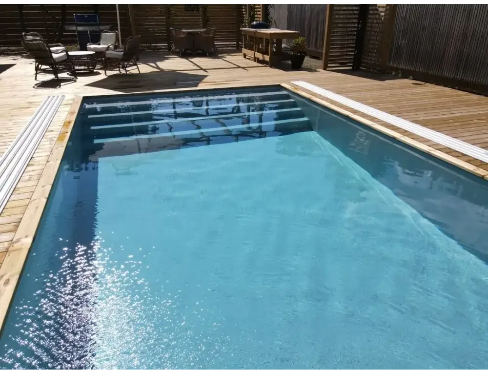 Pooltime Exklusiv 12mm rektangulär pool med turkost vatten och träkanter