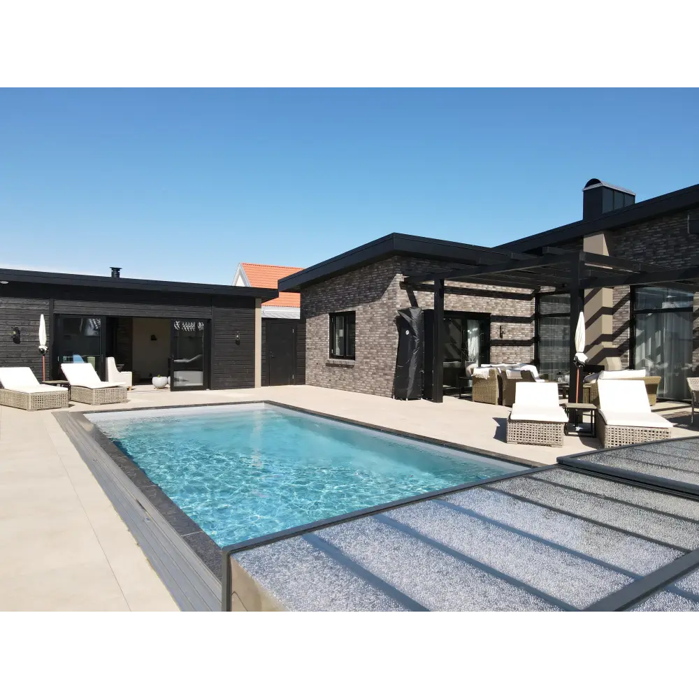 Rektangulär pooltime exklusiv 12mm pp pool 2,6 x 6 x 1,5 m med klarblått vatten, mörkgrå kakelkanter och beige pooltak