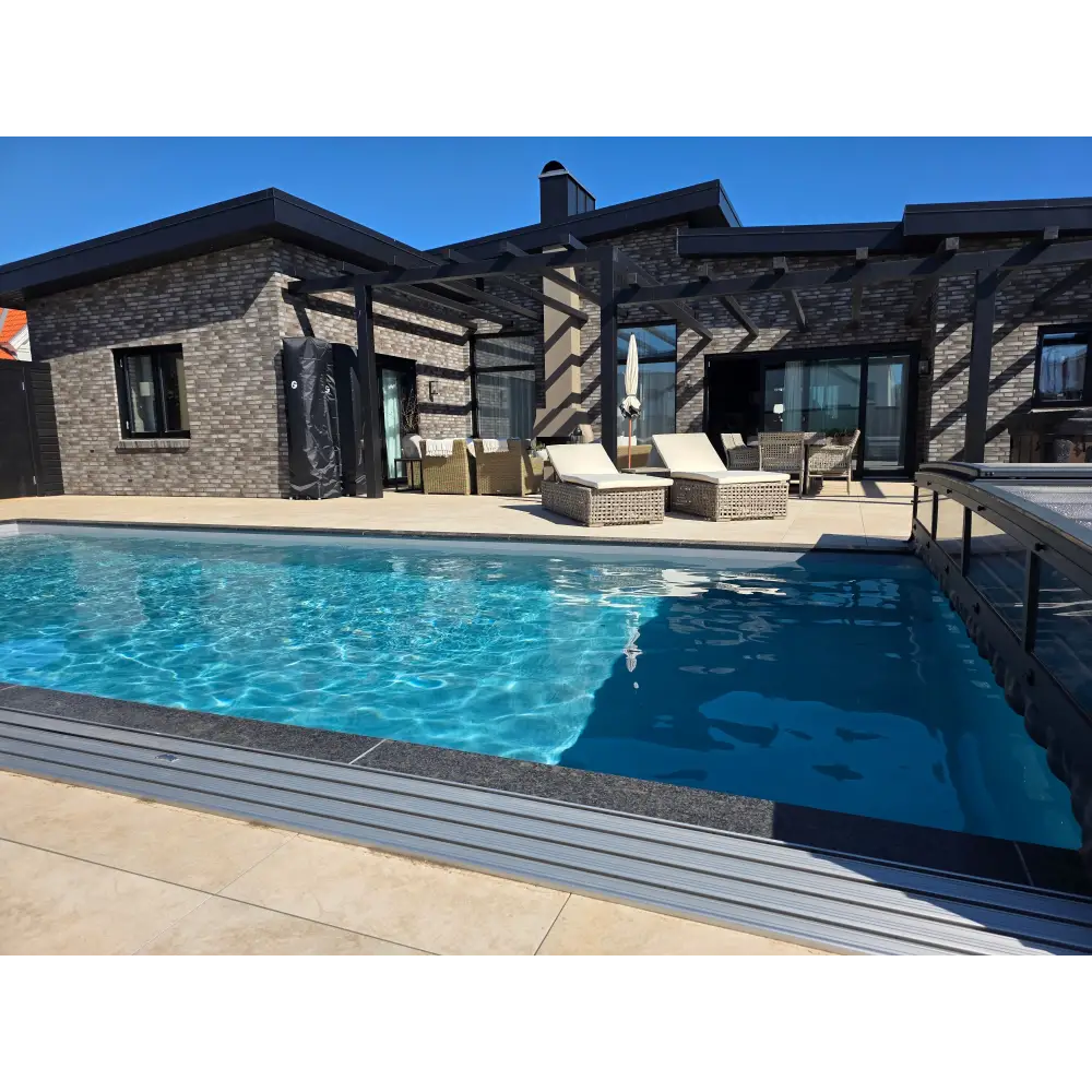 Modern pooltime exklusiv 12mm pp pool 2,6 x 6 x 1,5 m med klarblått vatten och mörkgrå kaklade kanter nära stenhuset köpa pool
