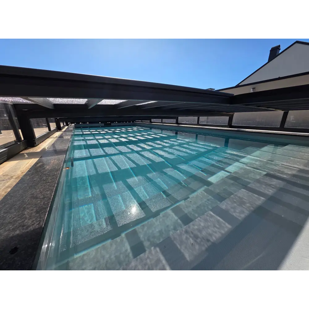 A lång rektangulär pooltime exklusiv 12mm pp pool med turkost vatten och modernt svart pooltak att köpa pool