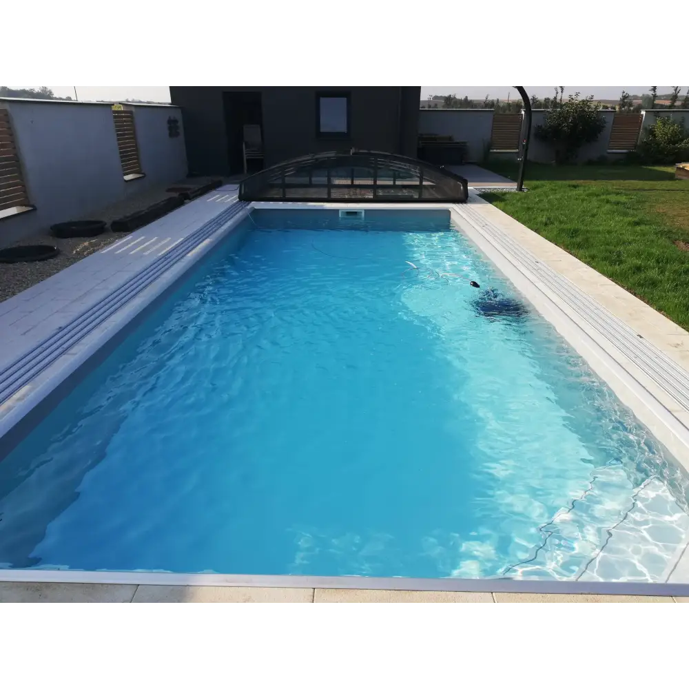 Pooltime Exklusiv 12mm PP pool med rektangulär form, klart blått vatten och transparent kupolöverdrag