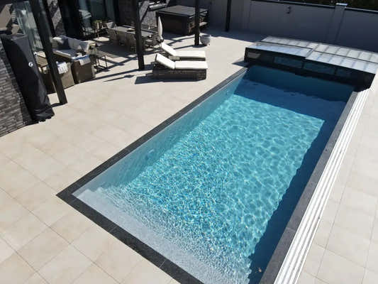 Pooltime Exclusive PP-basseng, 12 mm – 3,5 x 7 x 1,5 m, rektangulær form, klart blått vann, svarte flislagte kanter, kjøp basseng eller bassengtak