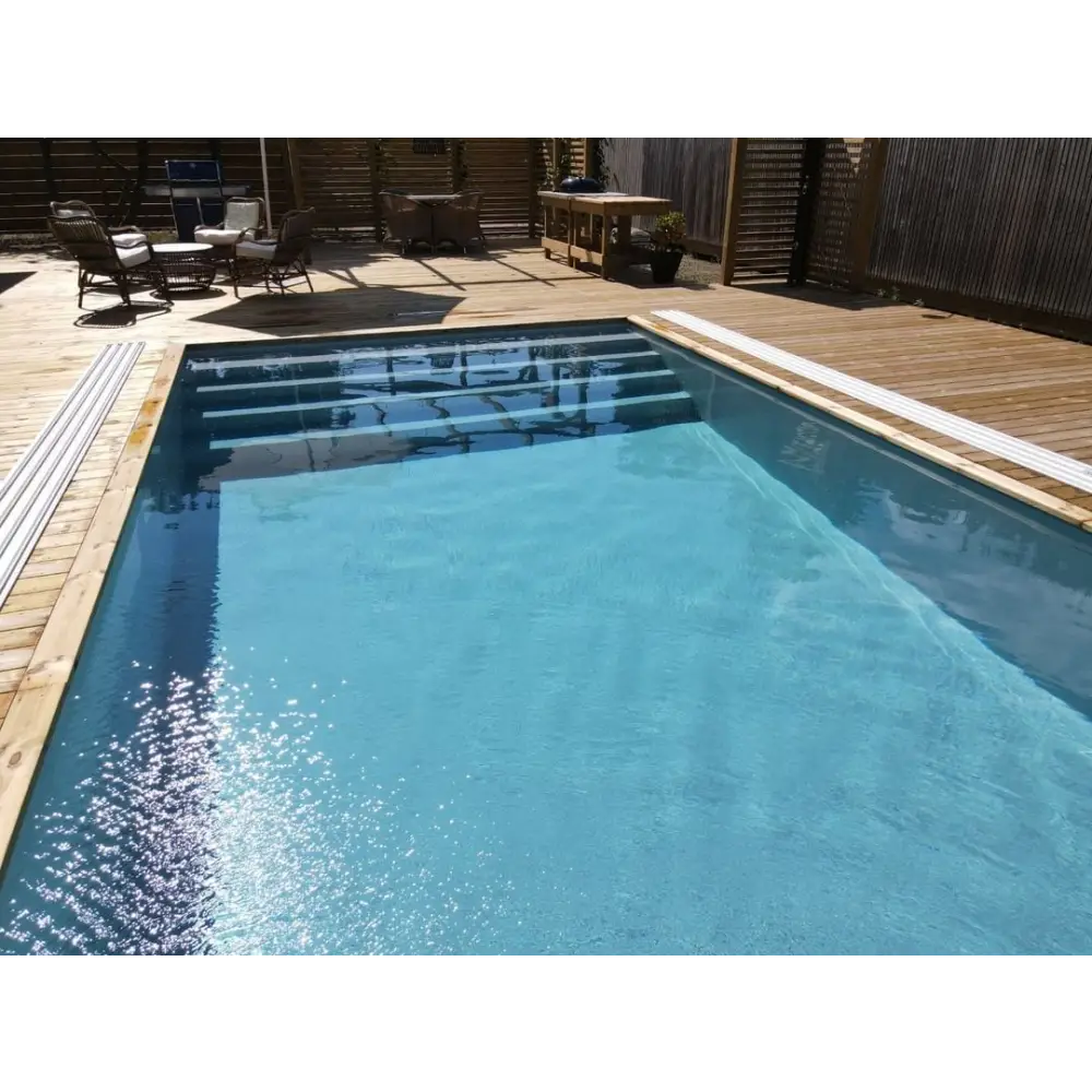Exklusiv 12mm rektangulär pool med klart blått vatten och trädäckskanter