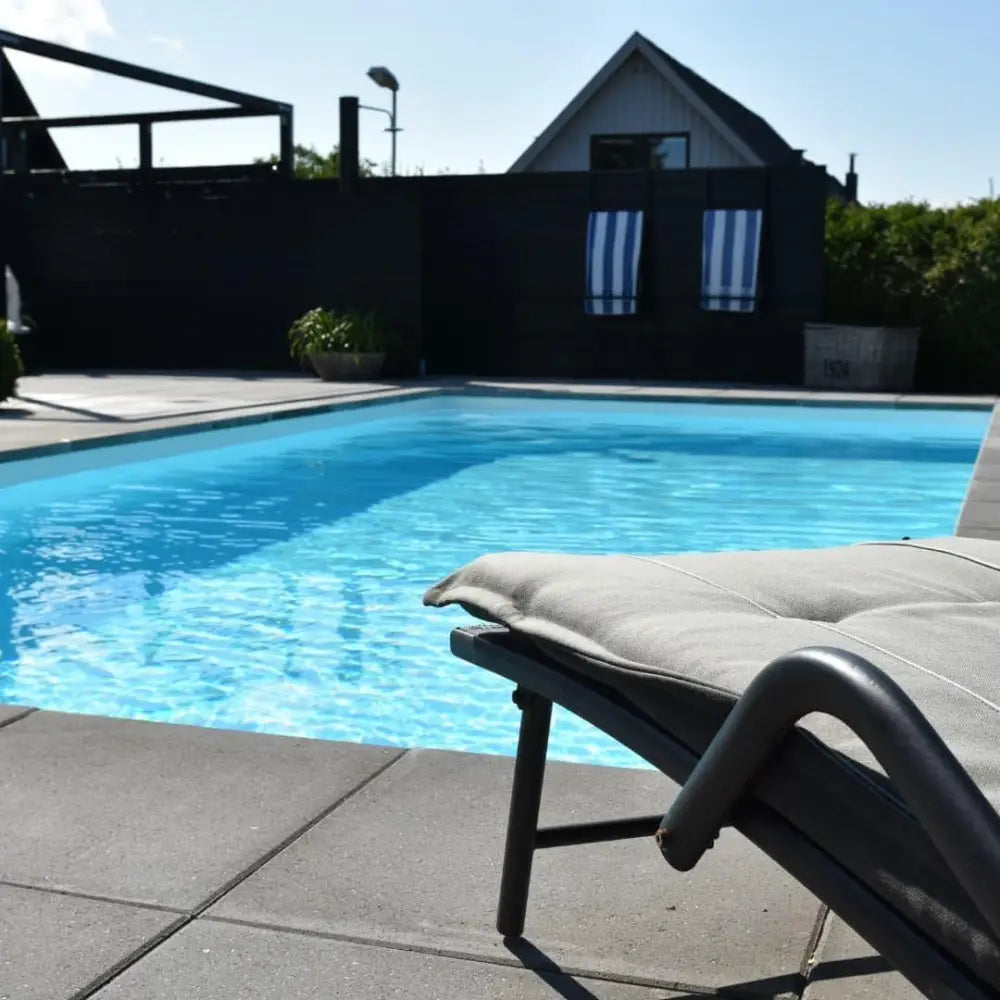 Grå kuddad lounge stol vid Pooltime exklusiv 12mm pool