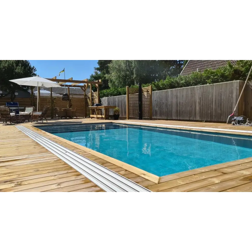 Exklusiv 12mm rektangulär pool med klarblått vatten och trädeck