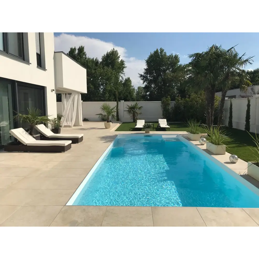 Exklusiv 12mm rektangulär pool med klarblått vatten och inbyggda trappor