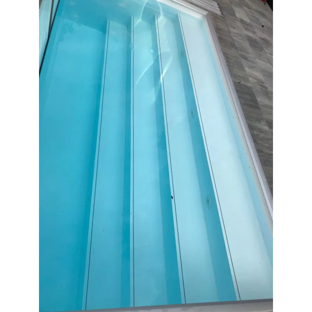 Pooltime exklusiv 12mm rektangulär pool med klarblått vatten och banlinjer