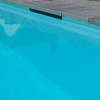 Pooltime Exklusiv 12mm rektangulär pool med klart turkost vatten och grå betongplattor