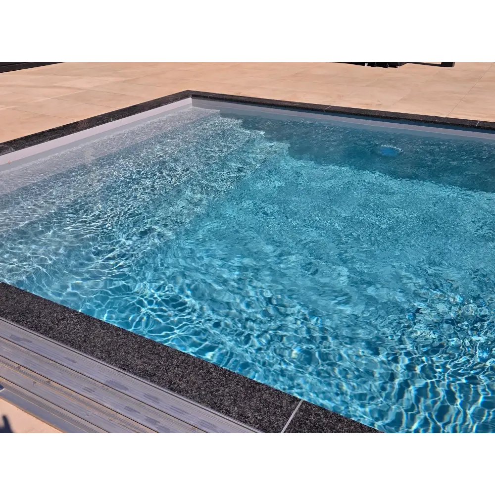 Pooltime Exclusive PP-bassengpakke, 12 mm – 4 x 12 x 1,5 m, klart blått vann, mørke fliskanter
