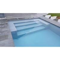 Modern Pooltime Exklusiv 12mm rektangulär pool med klart blått vatten och integrerade steg