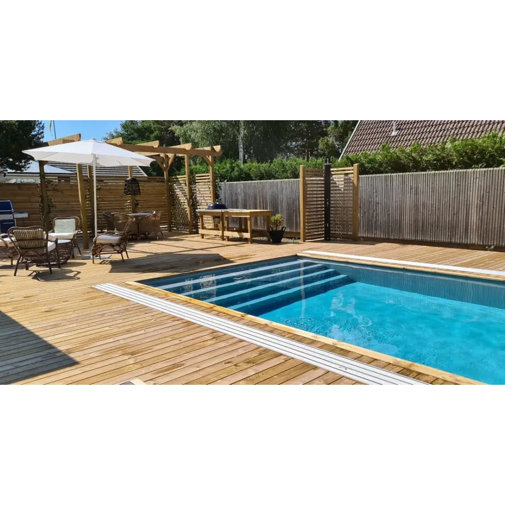 Pooltime Exklusiv 12mm rektangulär pool med klart blått vatten och vita kakelkanter i trädeck