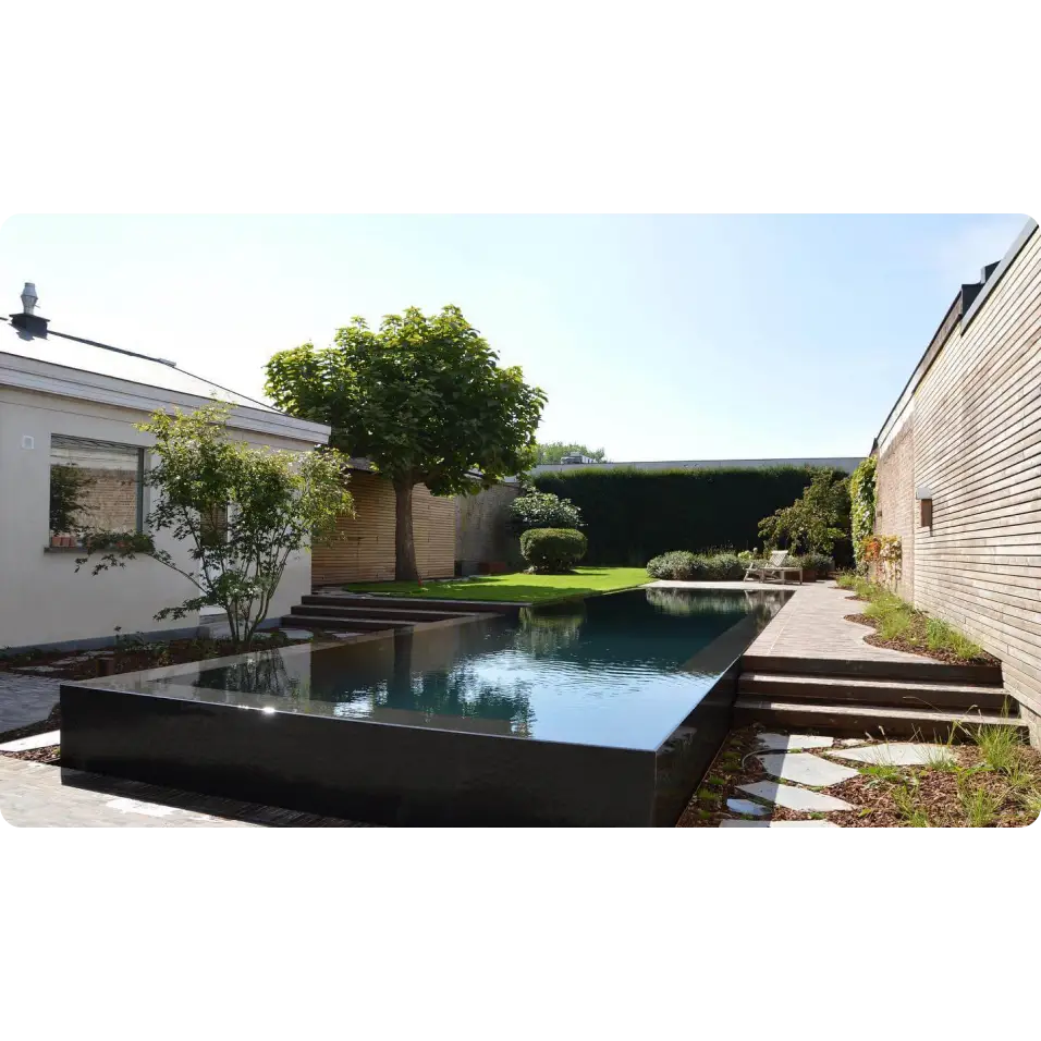 Exklusiv infinity pool med turkost vatten och svart kakel i Pooltime exklusiv infinity