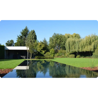 Modern vit hus vid Pooltime exklusiv infinity med turkost vatten