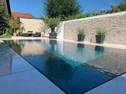 Pooltime Exclusive Overflow-basseng – rektangulær form, klart blått vann, lysegrå flislagt kant
