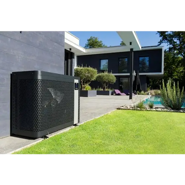 Svart nätverksomslutet Zodiac Z250iQ MD4 9.5kW värmepump vid modernt hus