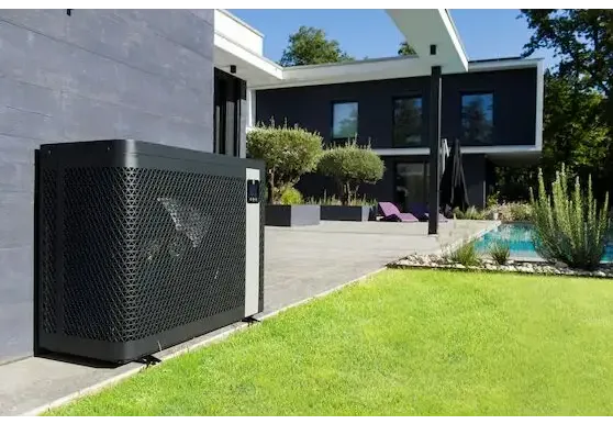 Zodiac Z250iQ MD5 13kW svart rektangulär värmepump bredvid modernt hus