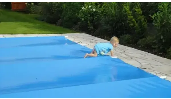 Blå pooltäckning för pool inkl handenhet i blått