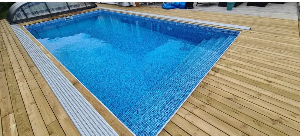 Thermopool Premium med blå mosaikplattor och silverkant