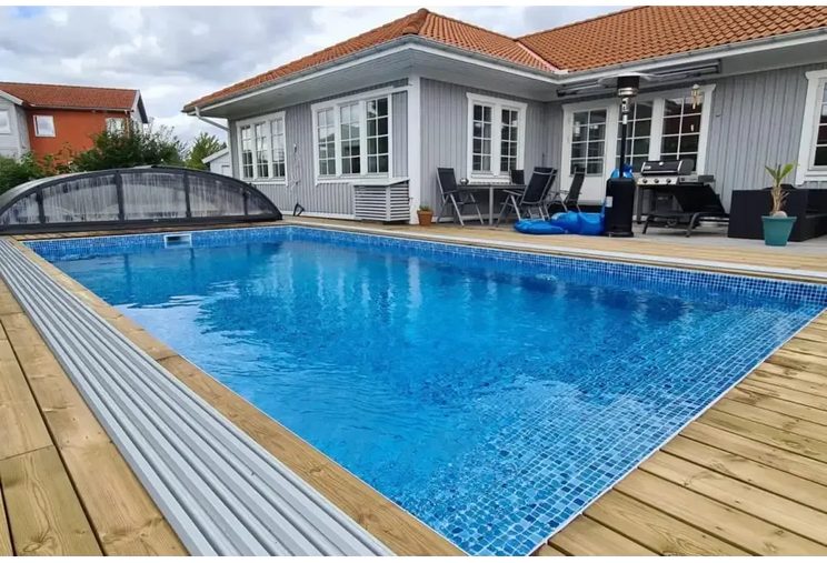 Inbyggd rektangulär pool Thermopool Premium med blå mosaik och trädäck