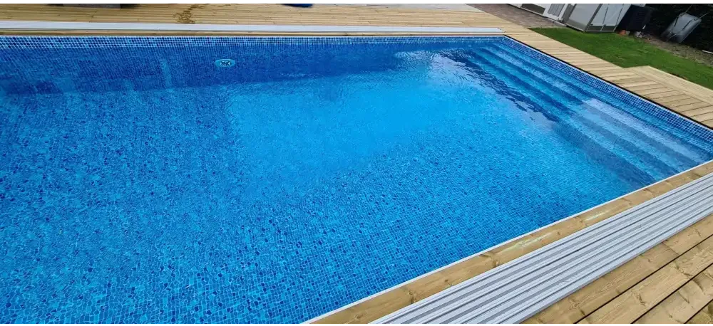 Thermopool Premium Plus med blå mosaik och rektangulär pool