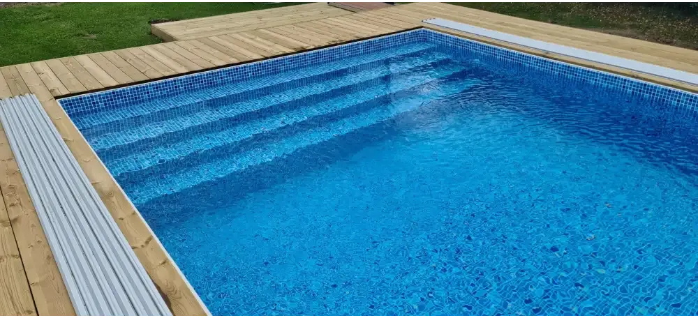 Thermopool Premium Plus med blå mosaik och träkant
