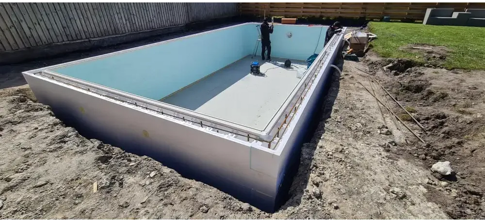 Thermopool Standard rektangulär ingroundpool med blå mosaik och vit betong
