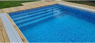 Thermopool Standard med blå mosaik och silverkant, inbyggd pool med trädäck