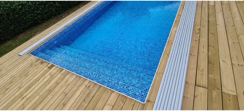Thermopool Standard med blå mosaik, rektangulär pool med trädäck