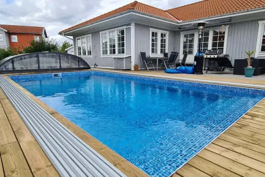 Thermopool Standard – nedgravd i bakken, rektangulært basseng, blå mosaikkfliser, treterrasse