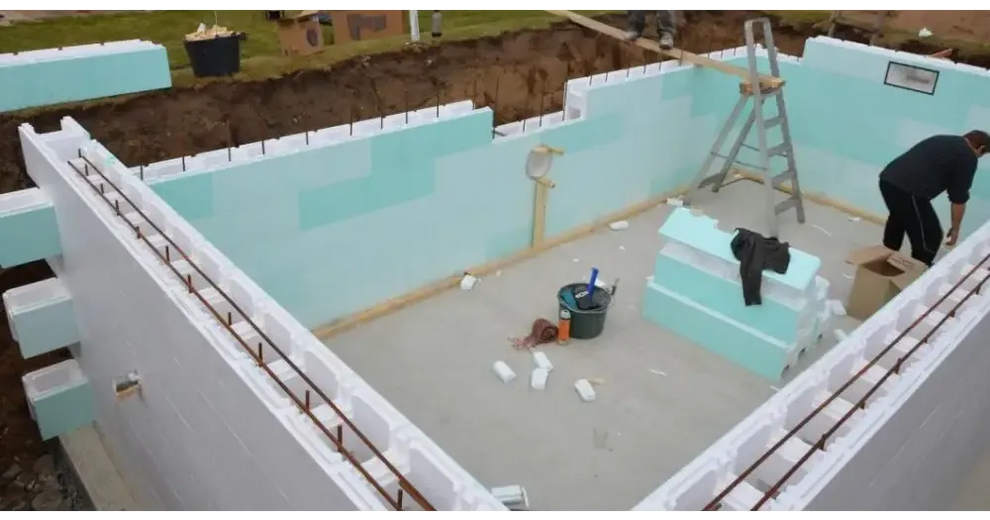 Ljusblå isoleringspaneler i Thermopool Standard med blå mosaik och silverkant