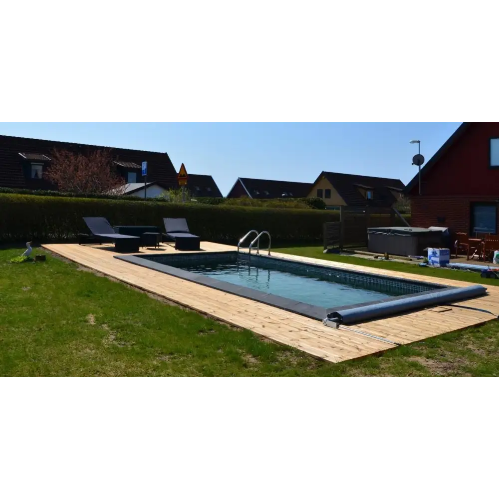 Thermopool Standard Plus rektangulär pool med blå mosaik och mörkblått vatten